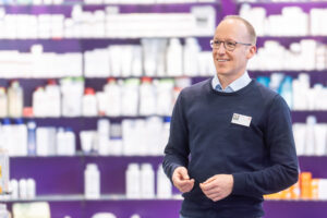 Apotheker in der Götz Apotheke