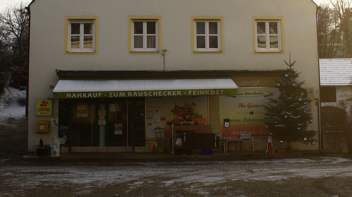 Im Lebensmittelgeschäft in Kranzberg wird der Rezeptbriefkasten installiert.