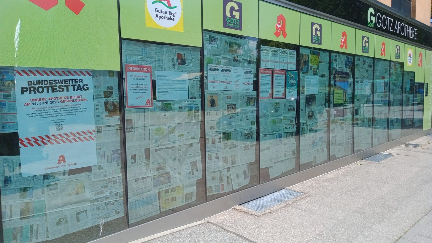 Für den Protesttag am 14. Juni hat die Götz Apotheke die Schaufenster mit Zeitungspapier abgehängt.