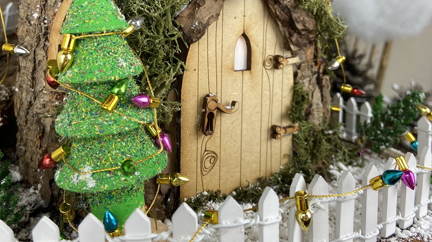 Noel hat sein Häuschen und seinen Baum weihnachtlich dekoriert.