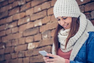 Junge Frau mit Handy in der Hand