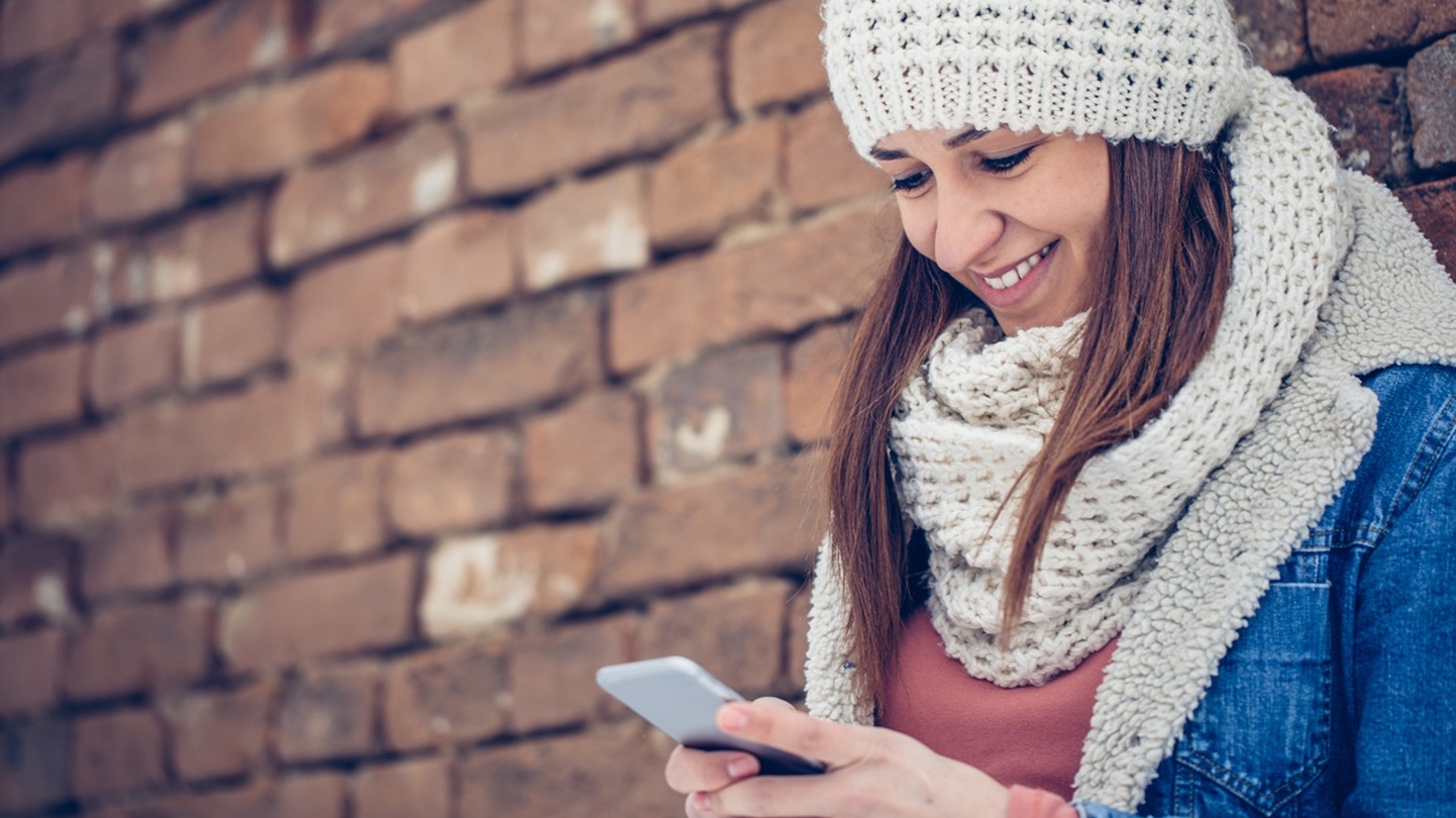 Junge Frau mit Handy