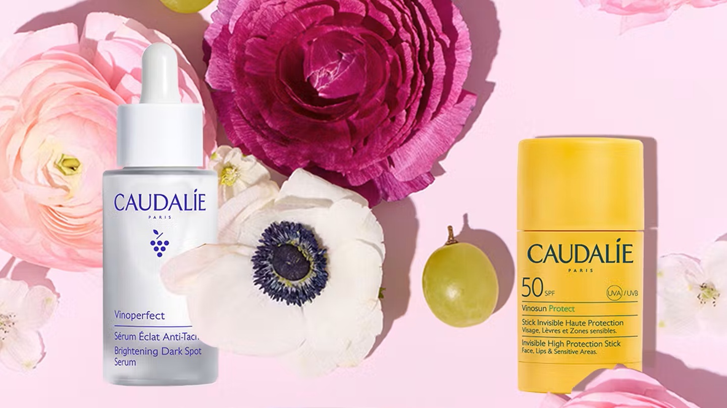 Kosmetik von Caudalie: 50 Prozent auf Geschenksets Pflegeprodukte von Caudalie dekoriert mit Blumen
