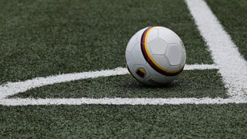 Fußball liegt in der Ecke des Spielfelds