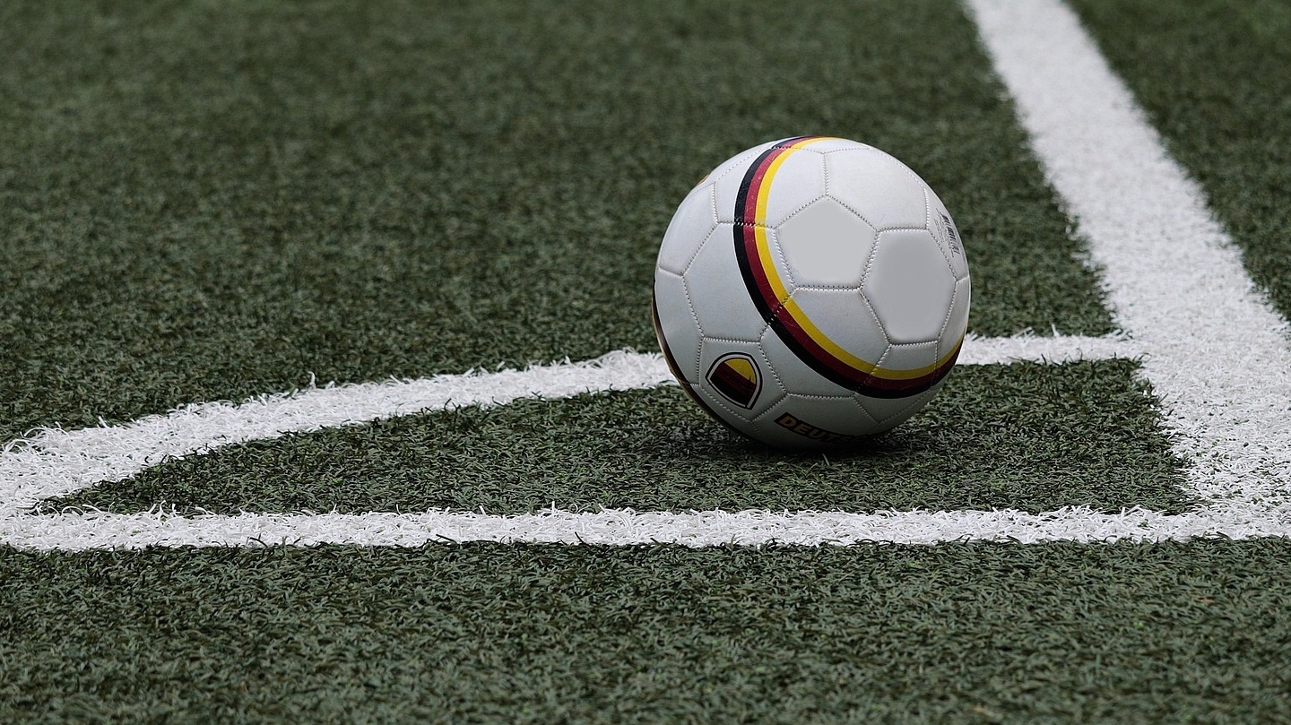 Fußball liegt in der Ecke des Spielfelds
