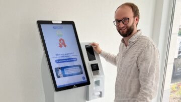 Apotheker bedient das Bestell-Terminal der Götz Apotheke