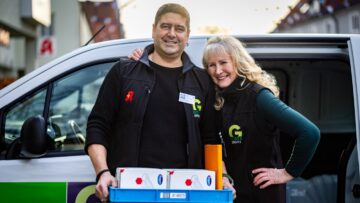 Ausfahrer und Ausfahrerin des Lieferservices der Götz Apotheke