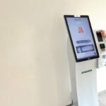 Apotheker erklärt Bestellterminal der Götz Apotheke