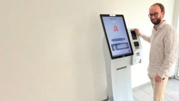 Apotheker erklärt Bestellterminal der Götz Apotheke