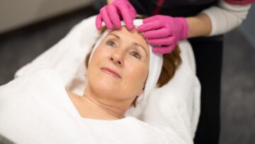 Frau erhält eine Kosmetikbehandlung