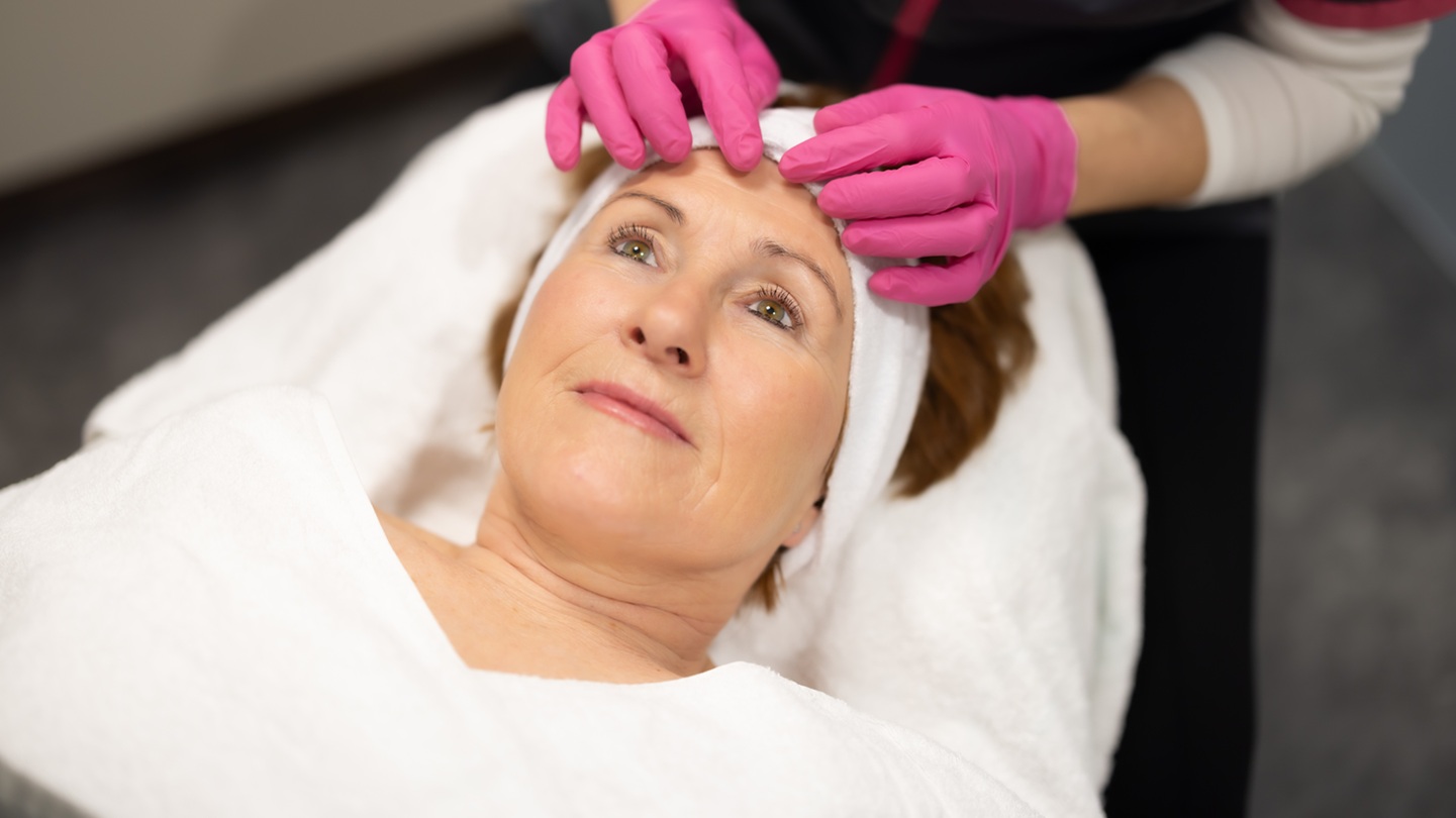 Frau erhält eine Kosmetikbehandlung