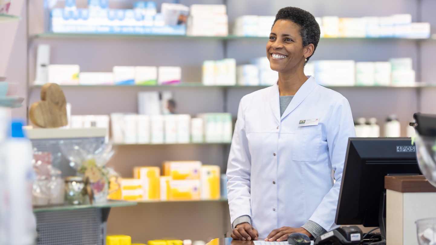 Apothekerin bei der Kundenberatung