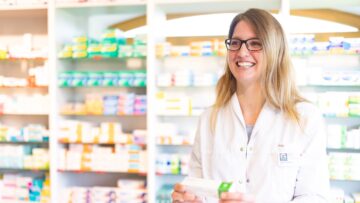 Pharmazeutisch-technische Assistentin berät einen Kunden