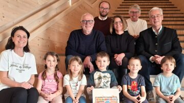 Geschäftsführung der Götz Apotheke Petershausen, 1. und.2 BürgermeisterInnen, Mitarbeiterinnen des Kinderhauses und Kinder mit Spendenscheck.