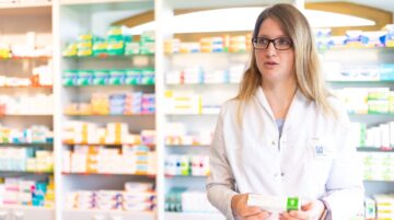 Apothekenmitarbeiterin bei der Kundenberatung