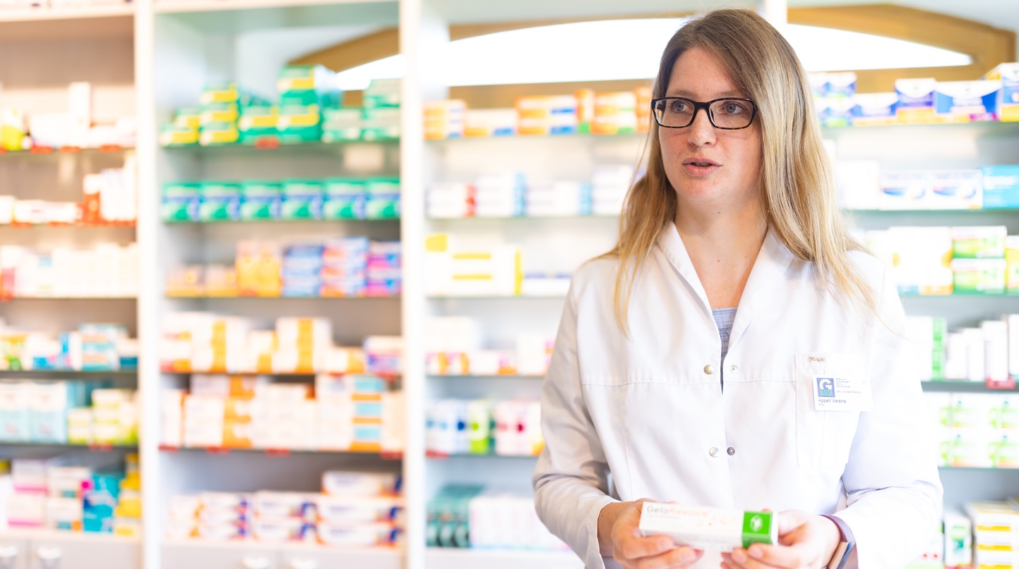 Apothekenmitarbeiterin bei der Kundenberatung