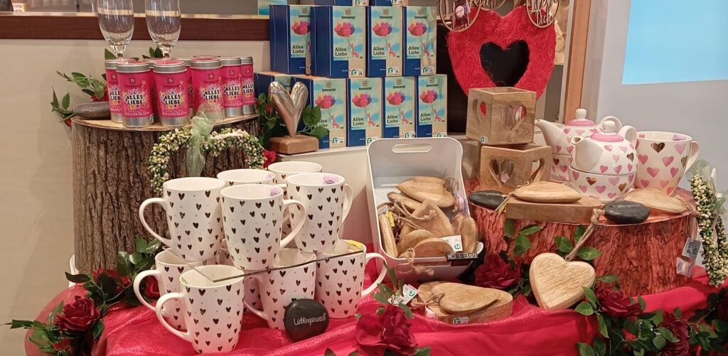 Herztassen, Dekoherzen, Teekannen, Teelichthalter und mehr als Geschenkideen zum Valentinstag