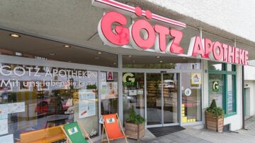 Eingang der Götz Apotheke Petershausen