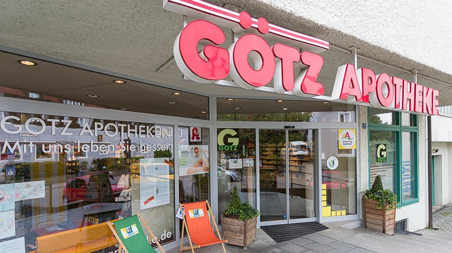 Eingang der Götz Apotheke Petershausen