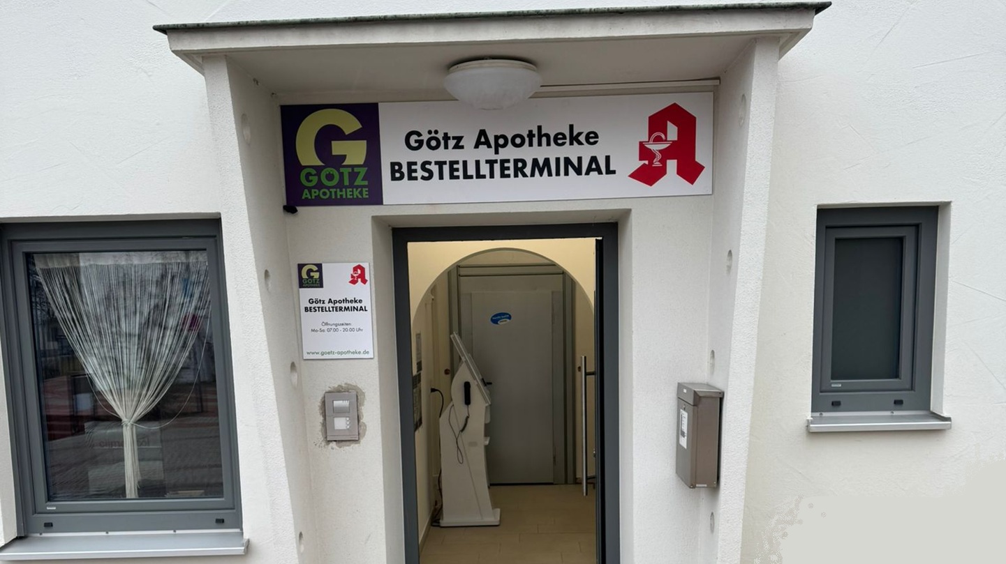 Eingang zum Bestell-Terminal der Götz Apotheke in Schweitenkirchen