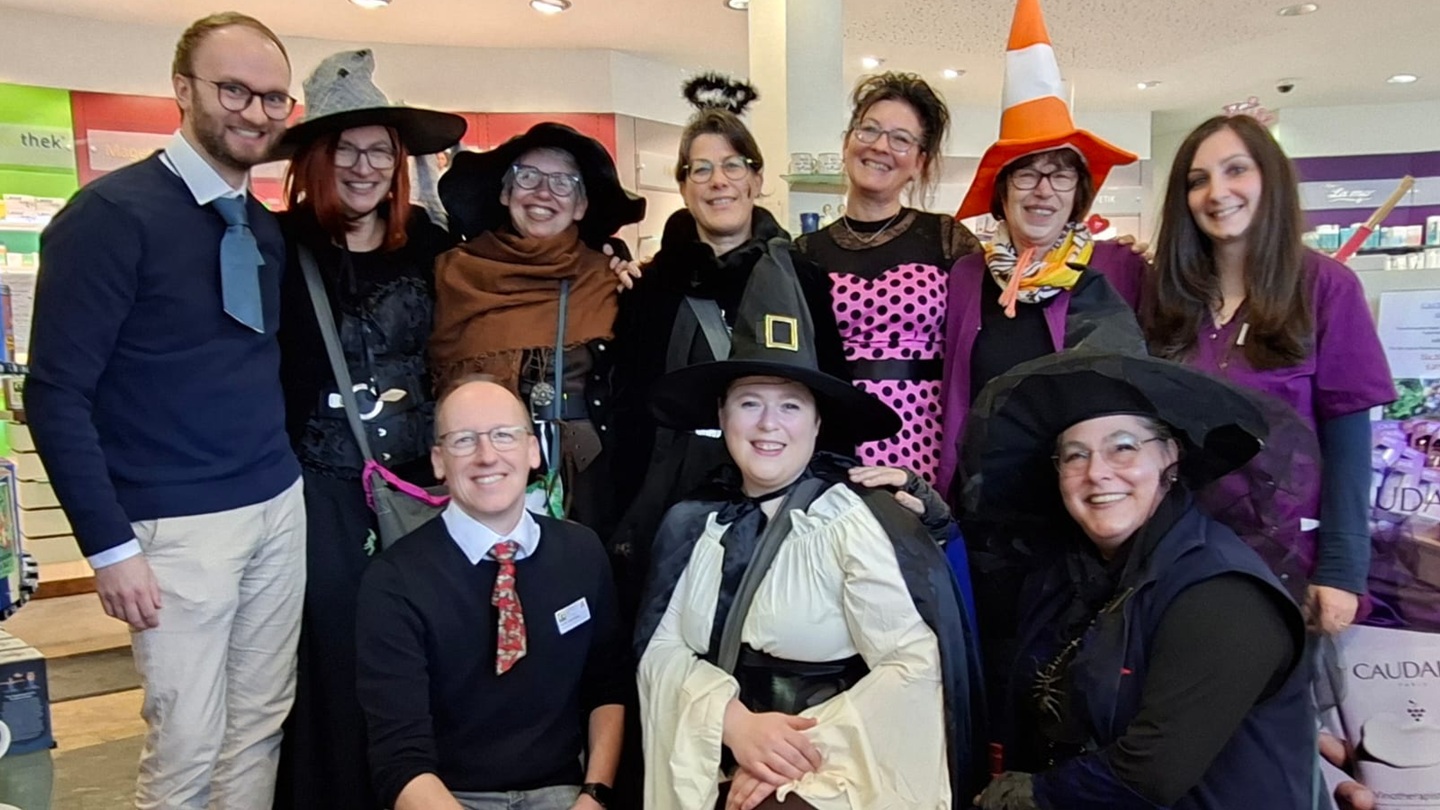 Petershauser Faschingshexen besuchen die Apotheke