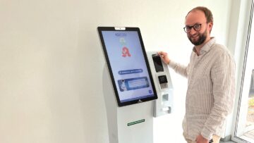 Apotheker Nicolas Wagner am Bestell-Terminal der Götz Apotheke