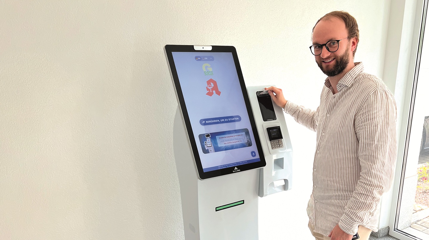 Apotheker Nicolas Wagner am Bestell-Terminal der Götz Apotheke