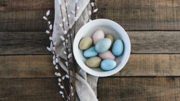 Ostereier in einer weißen Porzellanschale mit Palmzweig