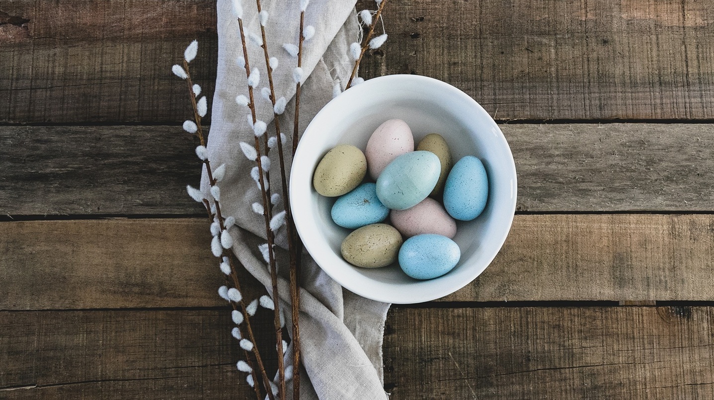 Ostereier in einer weißen Porzellanschale mit Palmzweig