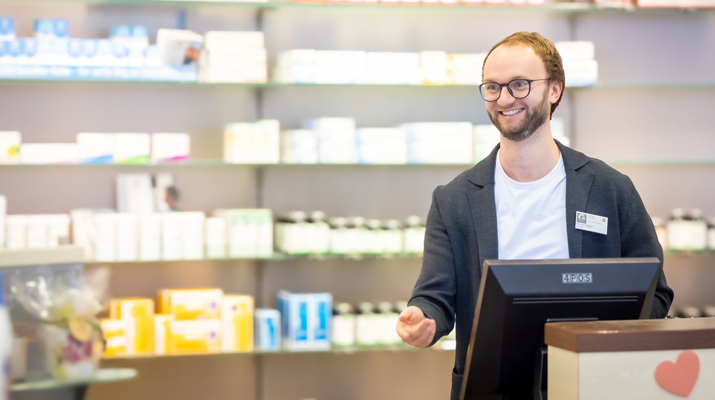 Apotheker bei der Kundenberatung