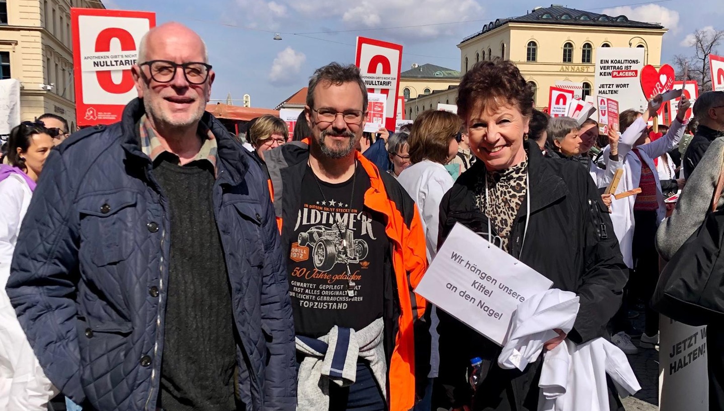 Robert Götz und zwei MitarbeiterInnen beim Streik am Odeonsplatz