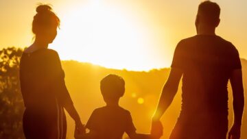 Familie betrachtet Sonnenaufgang