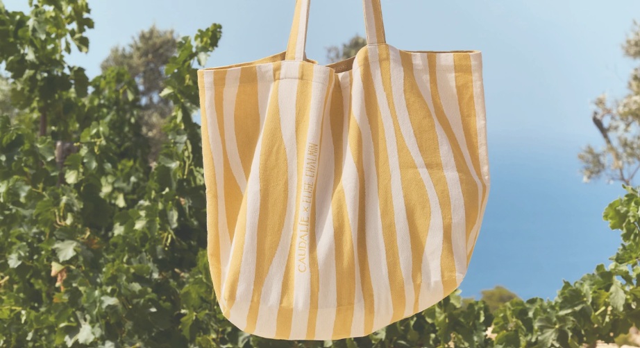 gelb-weiß gemusterte Strandtasche