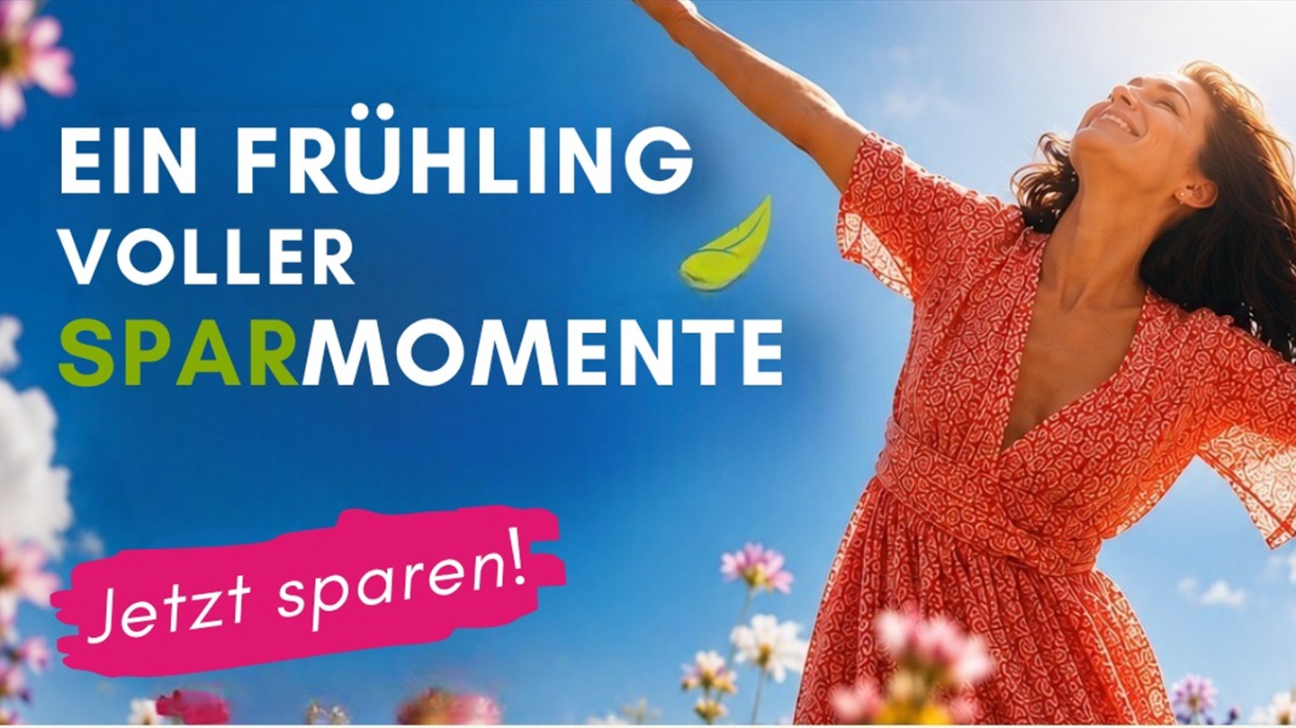 Frau im Sommerkleid auf Blumenwiese