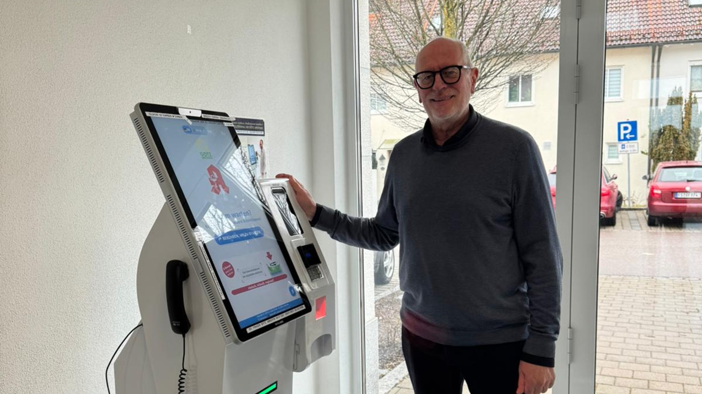 Apotheker Robert Götz am Bestellterminal in Hohenkammer