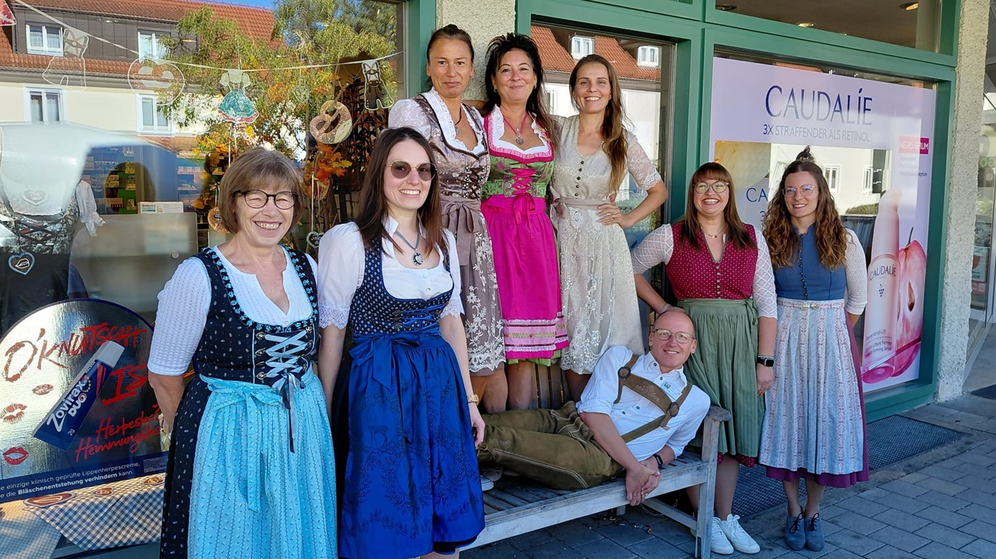 Das Team der Götz Apotheke Petershausen in Tracht